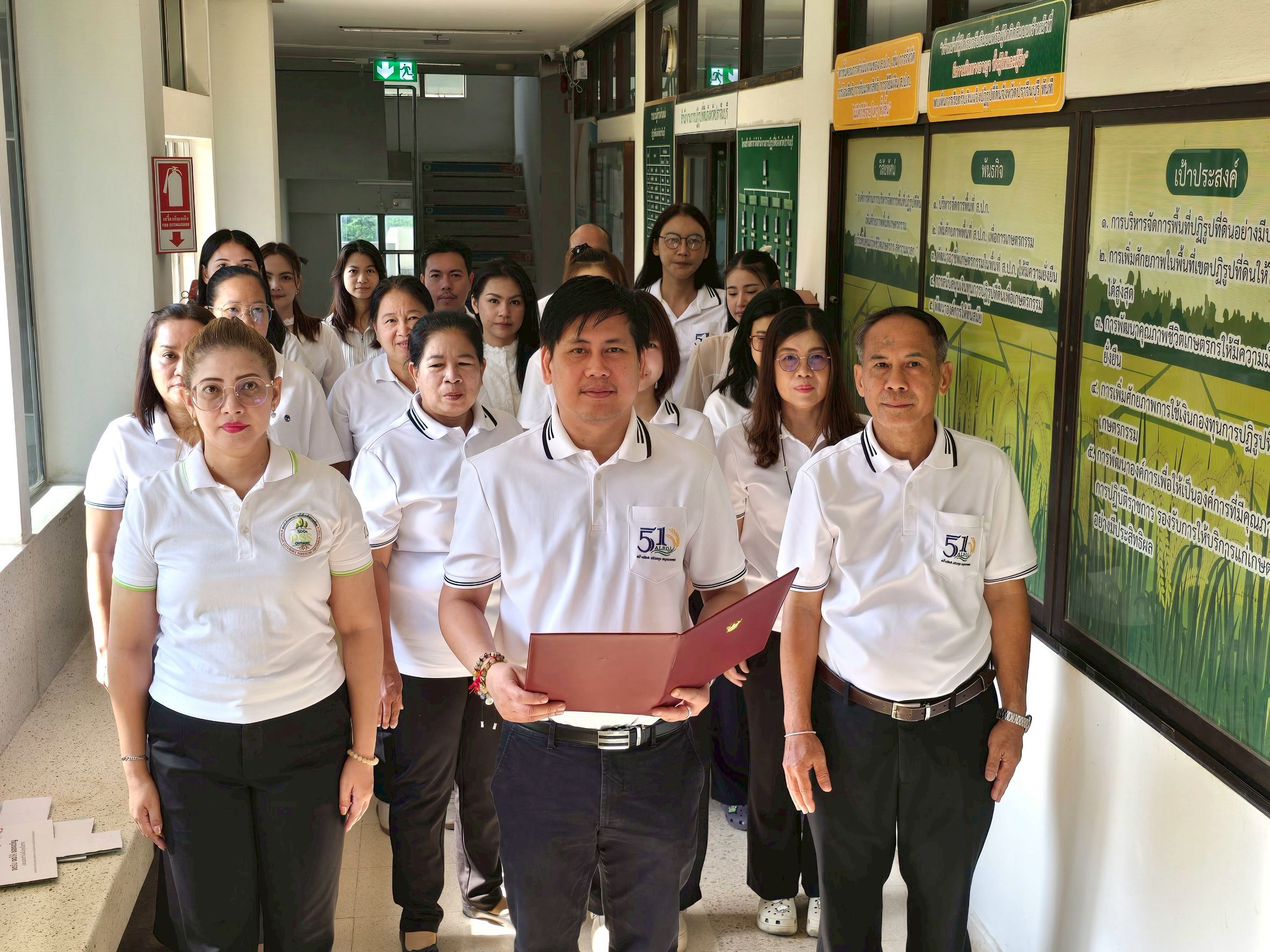 title - วันที่ 18 มีนาคม 2569 นายวิทูล ประดิษฐบุญ ปฏิรูปที่ดินจังหวัดปราจีนบุรี พร้อมด้วย เจ้าหน้าที่ ส.ป.ก.ปราจีนบุรี ร่วมประกาศเจตนารมณ์ “No Gift Policy” ไม่รับของขวัญของกำนัลทุกชนิดจากการปฏิบัติหน้าที่ เพื่อร่วมขับเคลื่อนการป้องกันและแก้ไขปัญหาการทุจริต